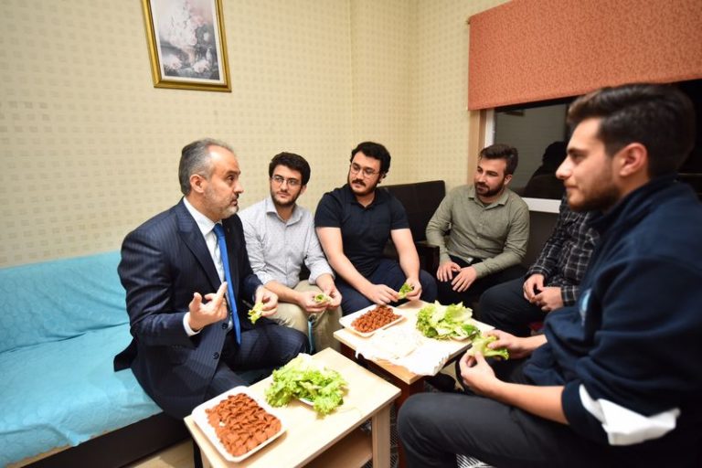Su faturalarındaki indirim Çiğköfte partisi ile kutlandı