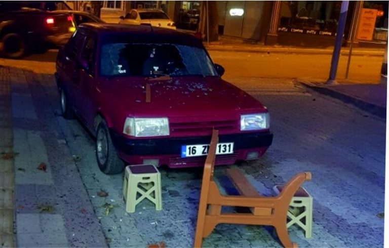 Balkondaki masa arabanın üzerine uçtu