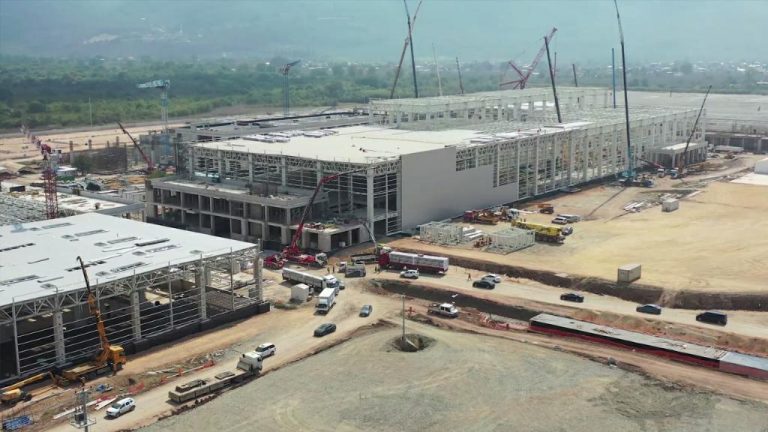 Bakan Varank yerli otomobil fabrikasını inceledi