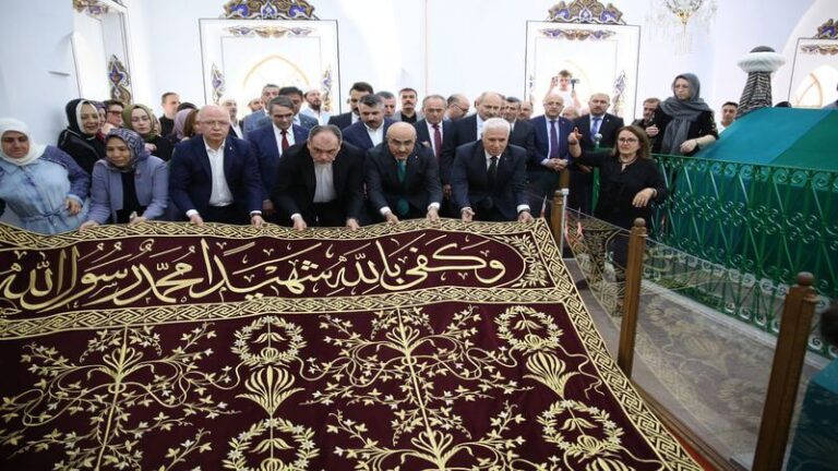 6 asırlık türbenin ‘puşide örtüsü’ yenilendi