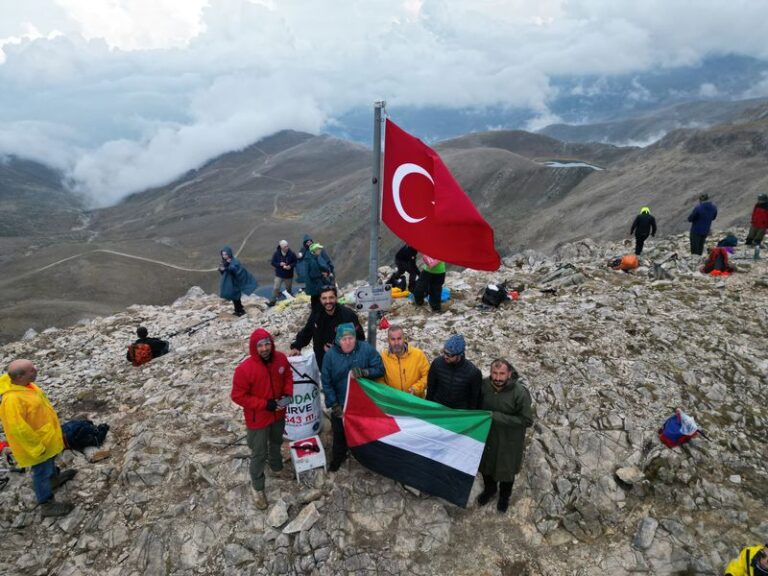 Doğa tutkunlarından zirve yürüyüşü