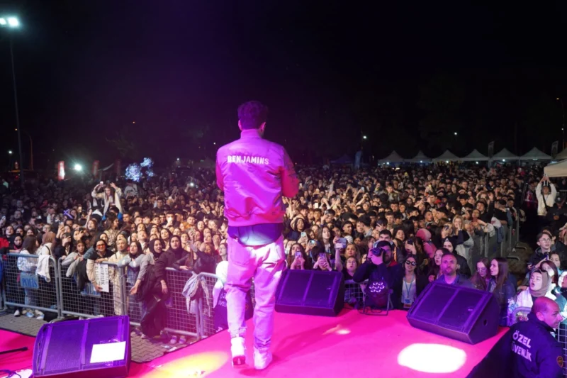 AGD’den Gazi Fest’e Tepki: “Gazze Yanarken Konser Olmaz”