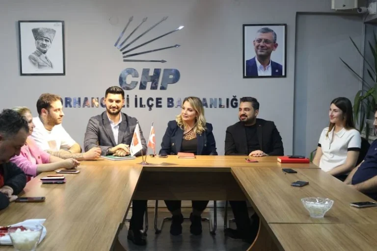 CHP Orhangazi’de Gençlik Kolları Bayrağı Emre Can Tarkan’a Emanet