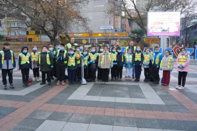 Orhangazi Belediyesi ve Minik Yüreklerden Büyük Mesaj: “Temiz Sokaklar Tesadüf Değildir”