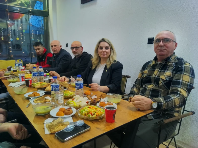 CHP Orhangazi İlçe Teşkilatı Vatandaşların İftar Sofralarına Konuk Oluyor