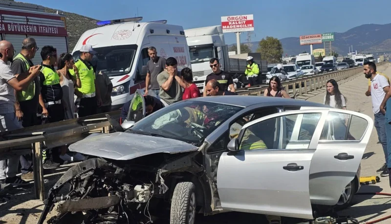 Orhangazi girişinde korkutan kaza! Otomobil bariyerleri aşıp refüje daldı: 1 ağır yaralı