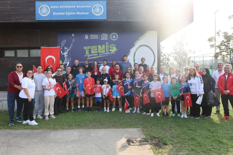 Bursa’da genç raketler Cumhuriyet için korta çıktı